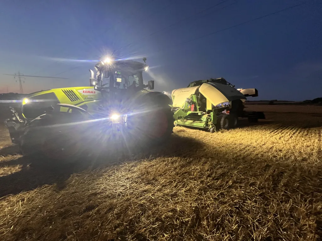 Claas Axion og Krone BiG Pack presser i mørke med lygterne tændt